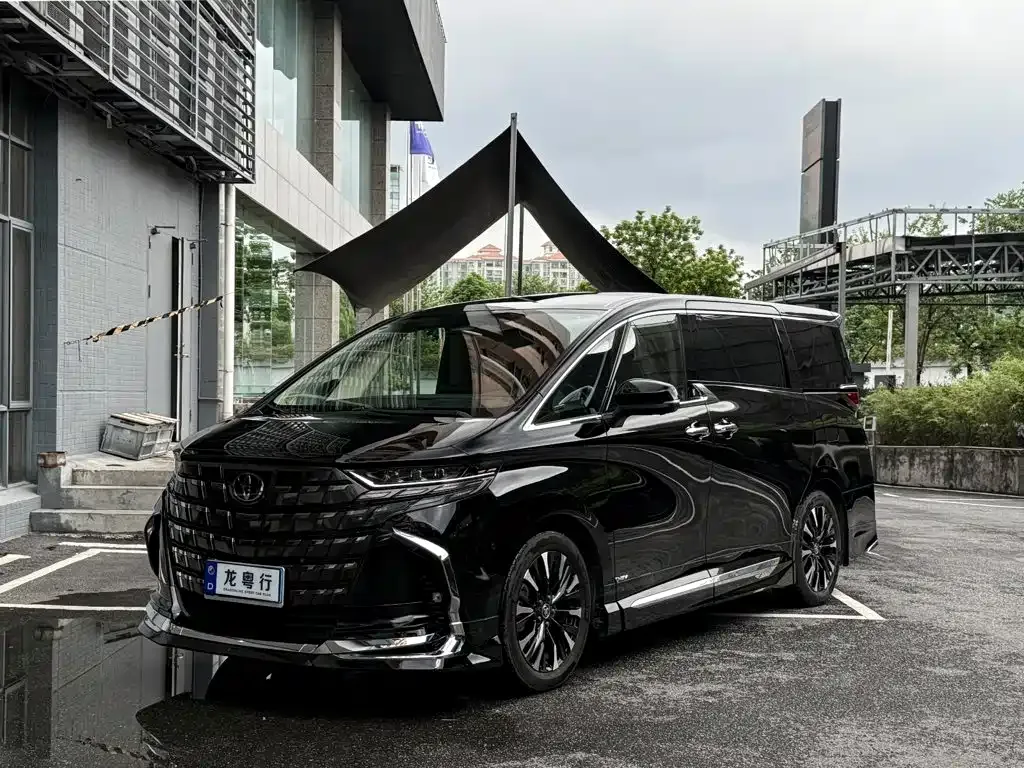 Toyota Alphard — фото 1