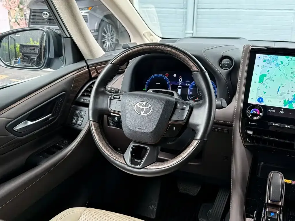 Toyota Alphard — фото 5