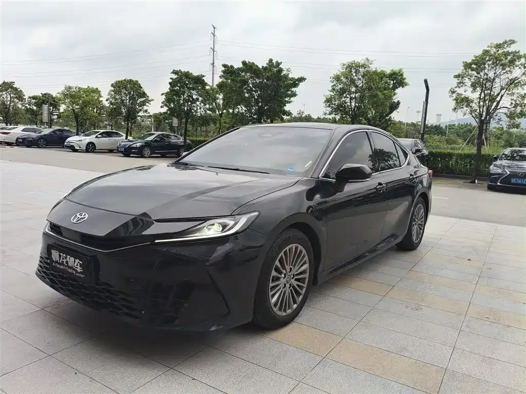 Toyota Camry — фото 1