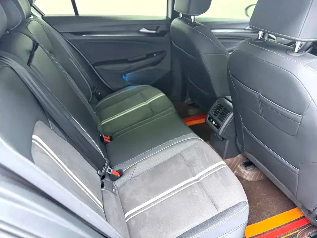 Volkswagen Golf 2024 из CN, фото 7