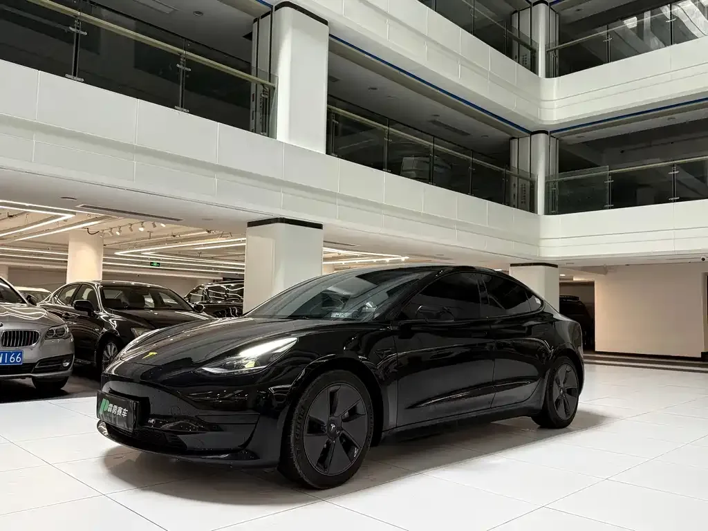 Tesla Model 3 — фото 1