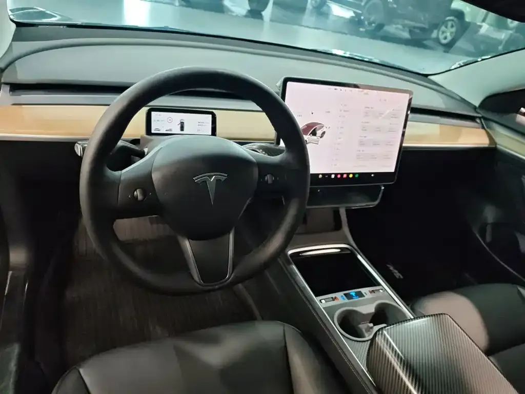 Tesla Model 3 — фото 3