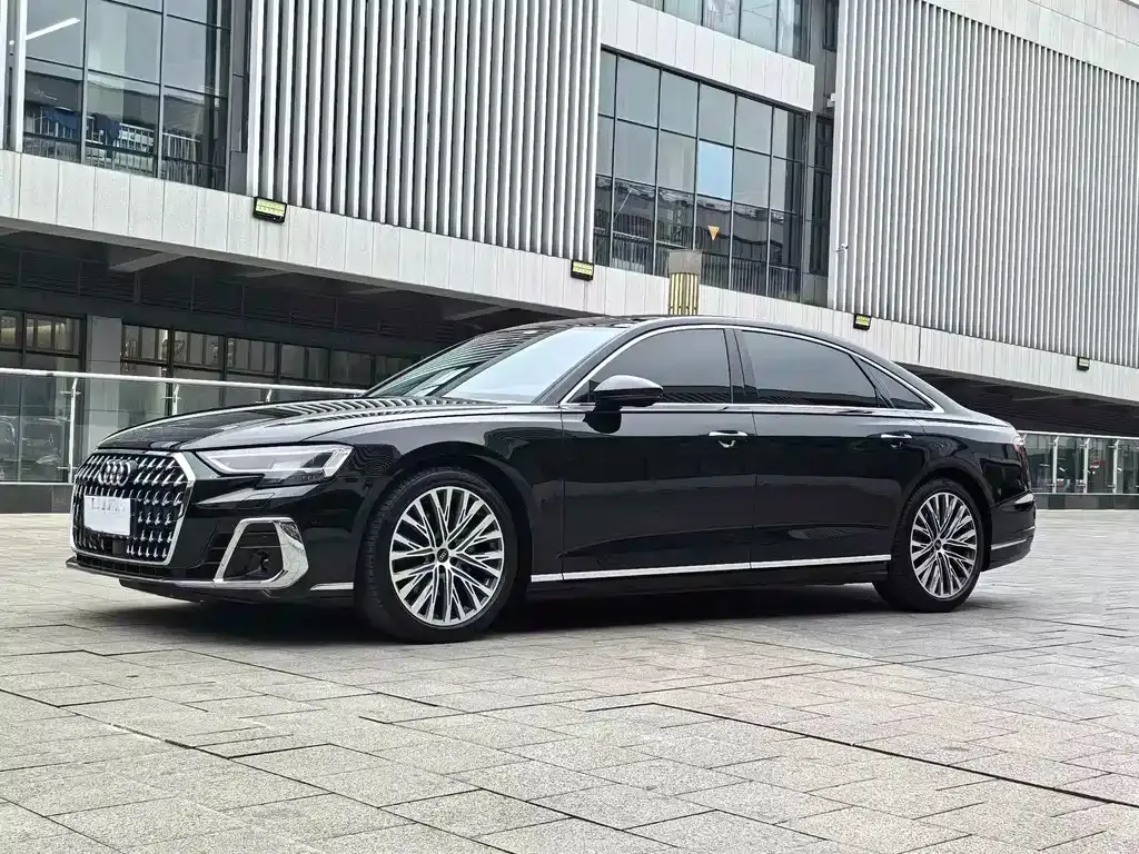 Audi A8 — фото 1
