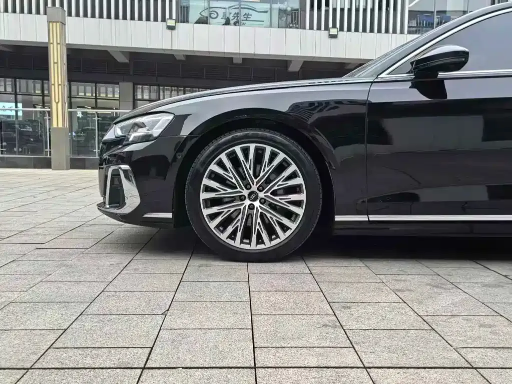 Audi A8 — фото 9