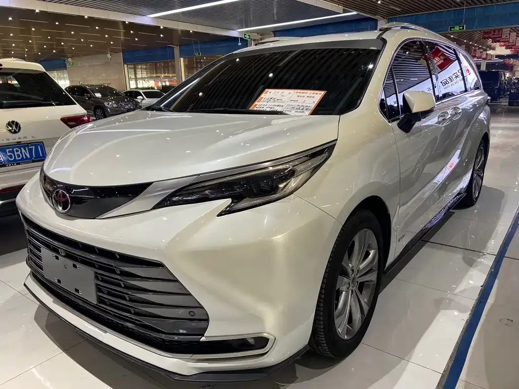 Toyota Sienna — фото 1