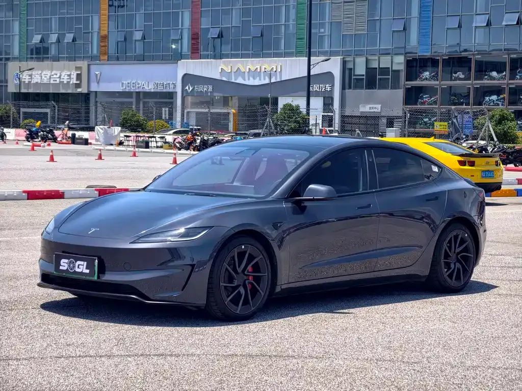 Tesla Model 3 — фото 1