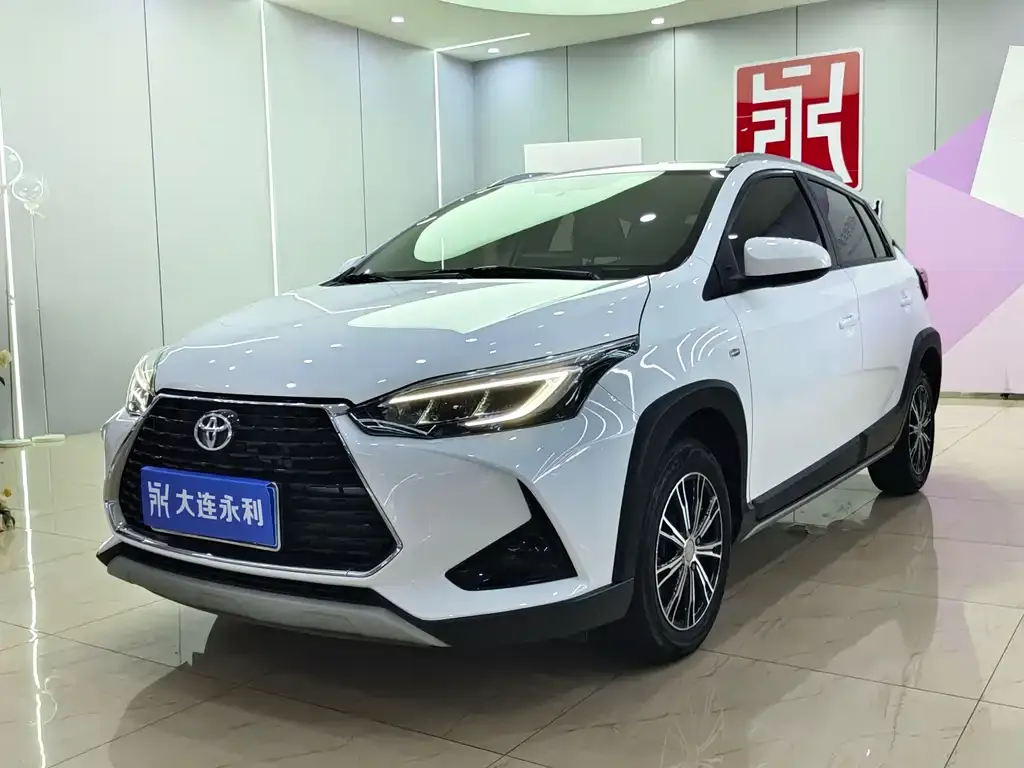 Toyota Yaris L — фото 1