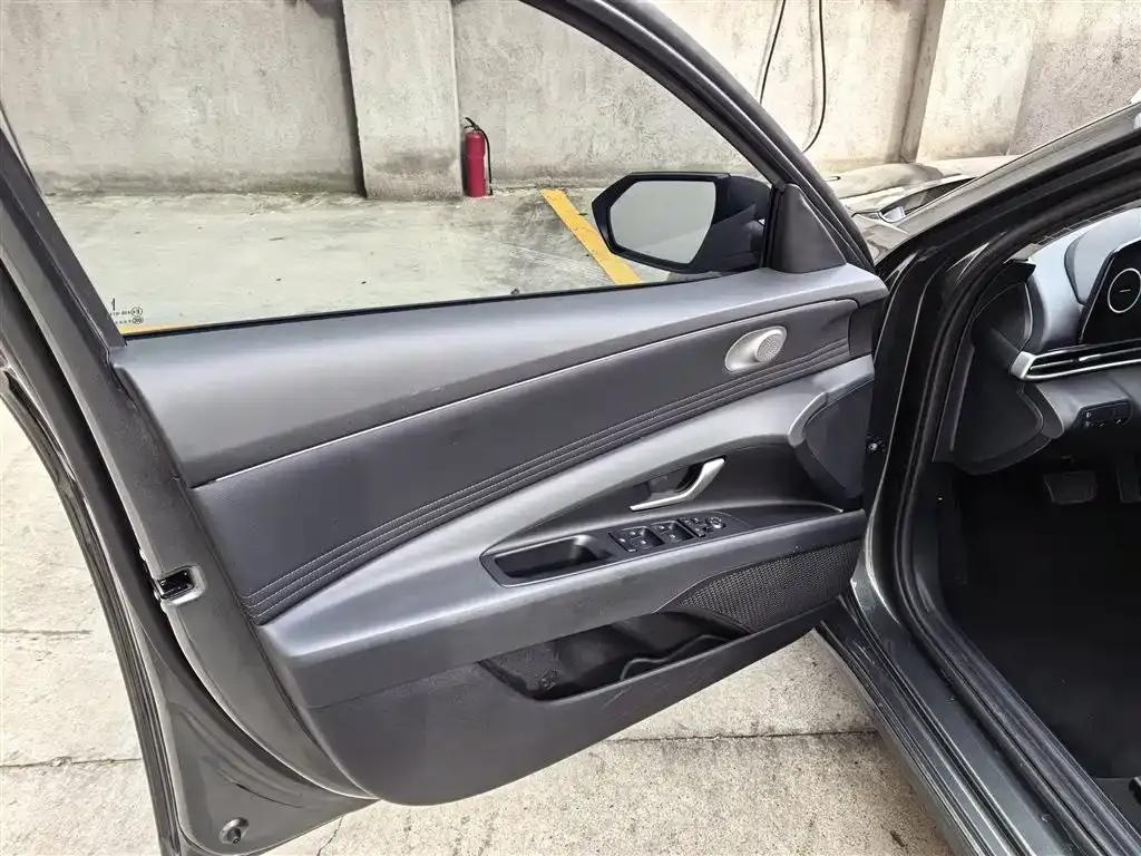 Hyundai Elantra — фото 3