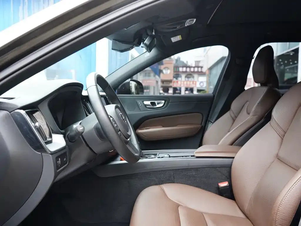 Volvo XC60 — фото 2