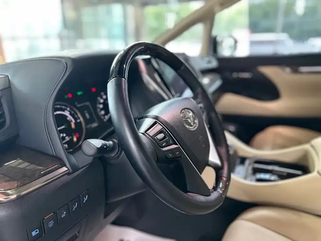 Toyota Vellfire — фото 2