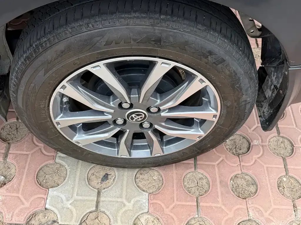 Toyota Yaris L — фото 4