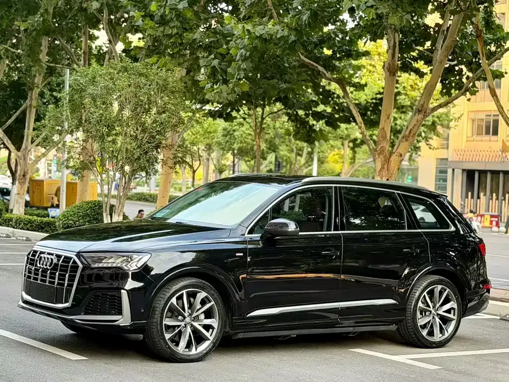 Audi Q7 — фото 1