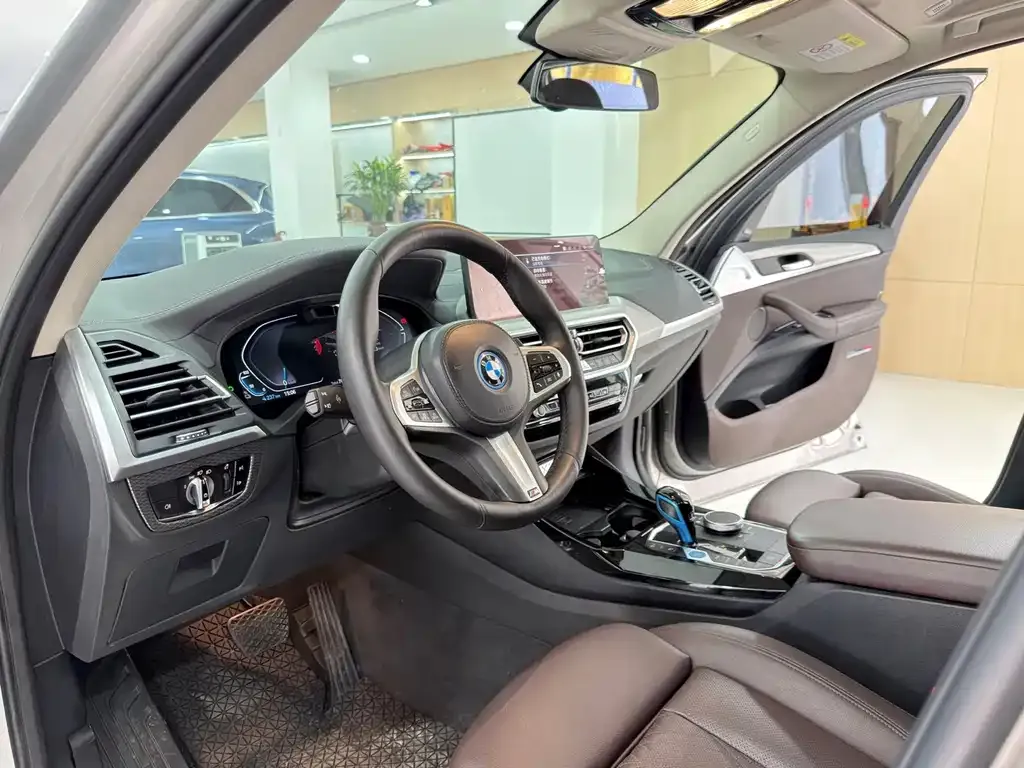 BMW iX3 — фото 6