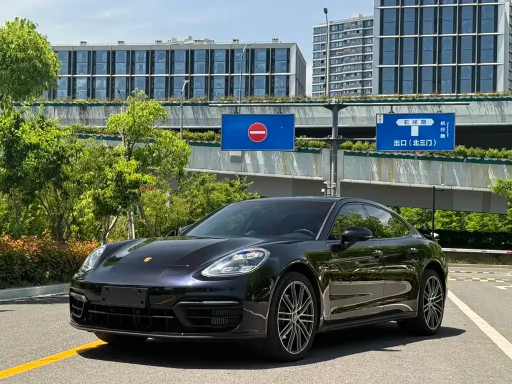 Porsche Panamera — фото 1