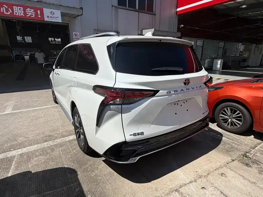 Toyota Granvia — фото 9