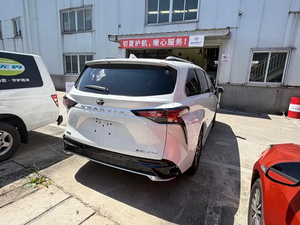 Toyota Granvia — фото 4