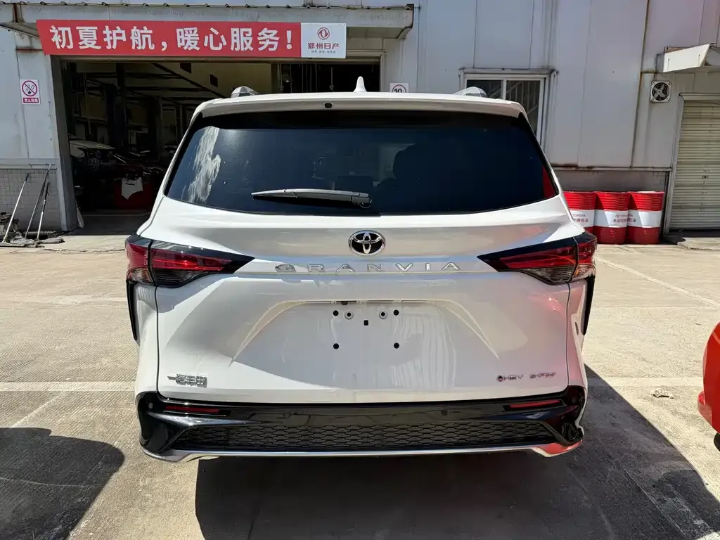 Toyota Granvia — фото 3