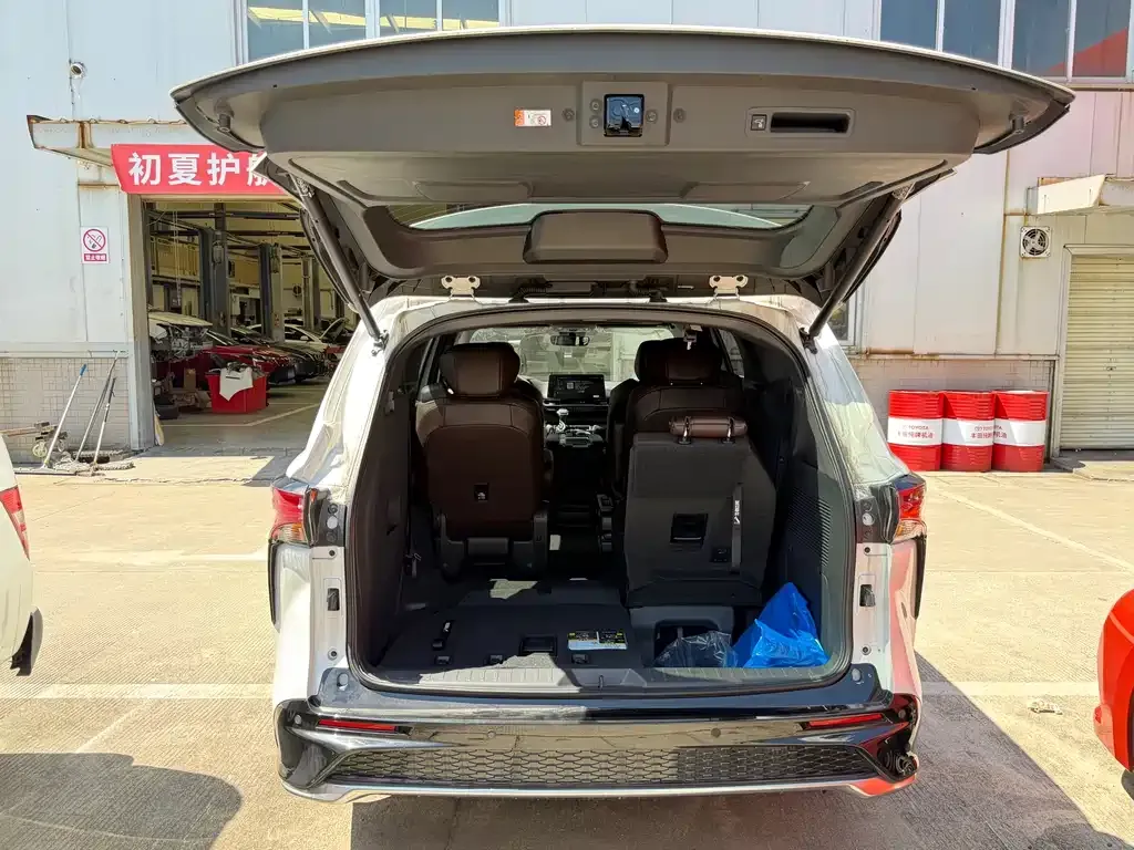 Toyota Granvia — фото 8