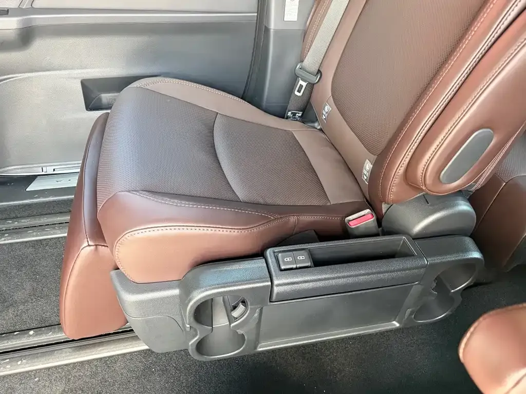 Toyota Granvia — фото 10