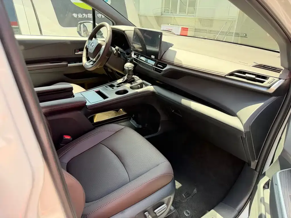 Toyota Granvia — фото 6