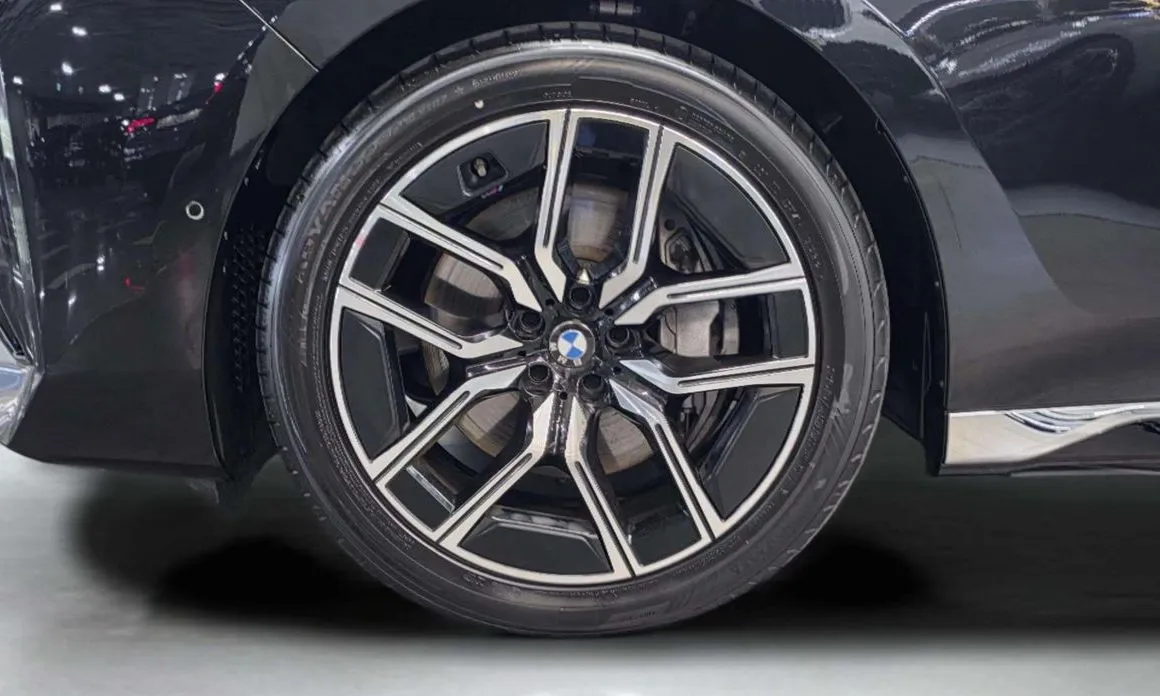 BMW 7-Series — фото 10