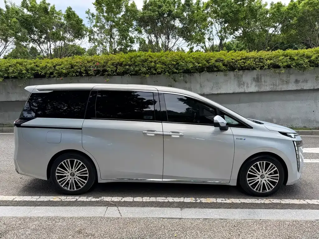 GAC Motor 传祺E8 PHEV — фото 10