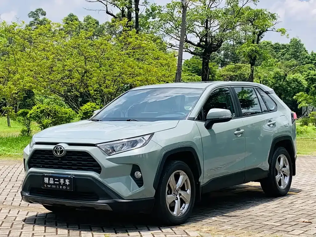 Toyota RAV4 — фото 1