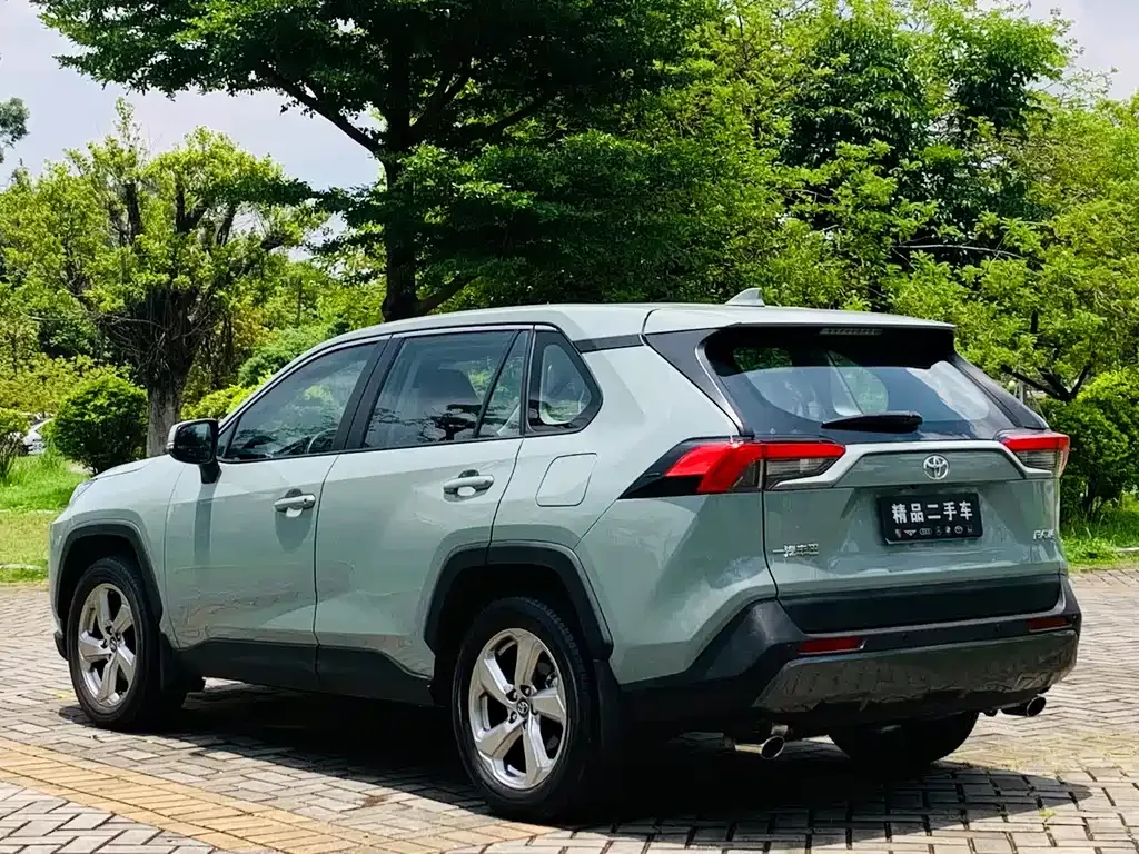 Toyota RAV4 — фото 7