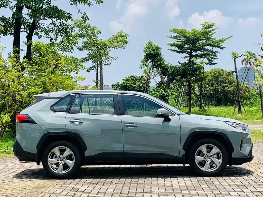 Toyota RAV4 — фото 8