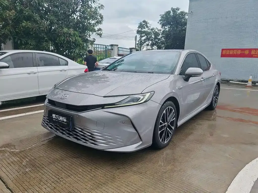 Toyota Camry — фото 1