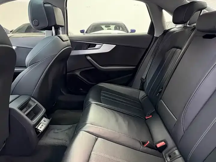 Audi A4L 2022 из CN, фото 3