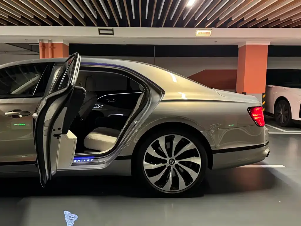 Bentley Flying Spur — фото 10