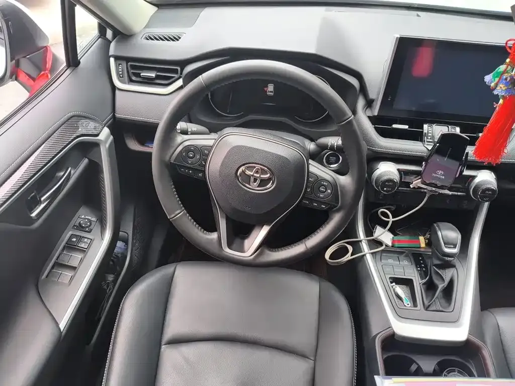 Toyota RAV4 — фото 9