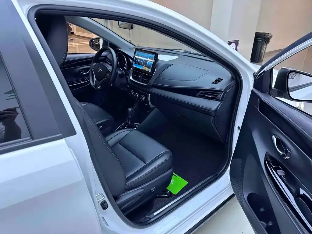 Toyota Yaris L — фото 10