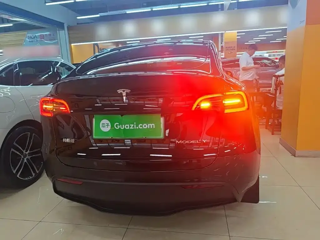 Tesla Model Y — фото 10