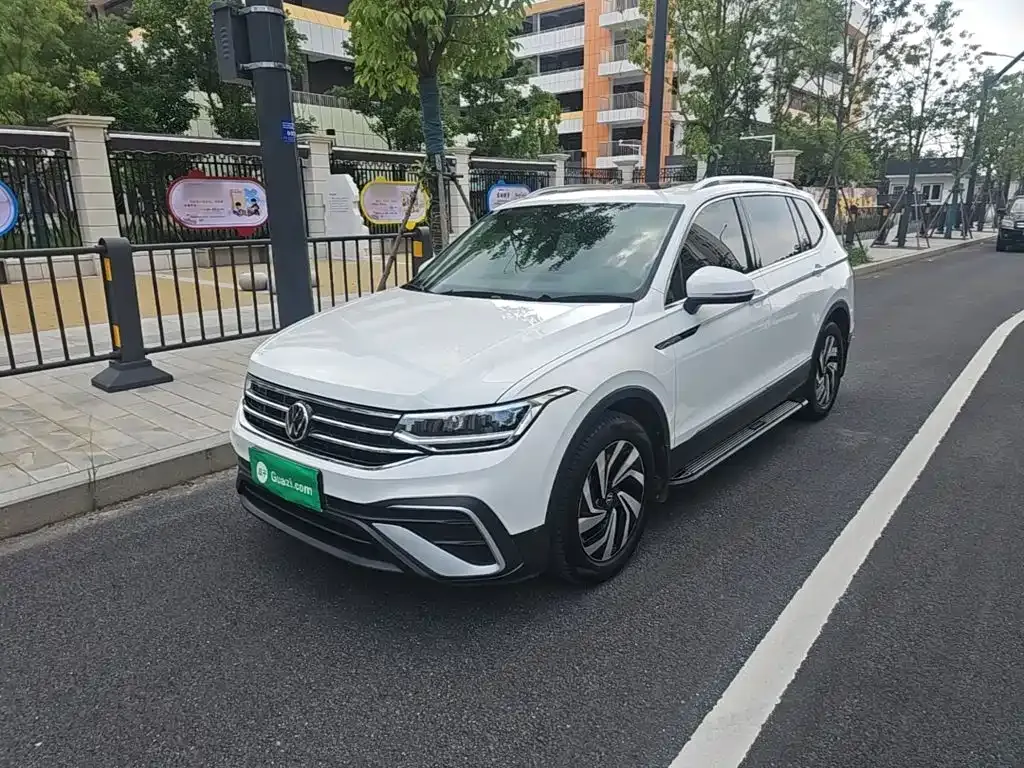 Volkswagen Tiguan L — фото 8
