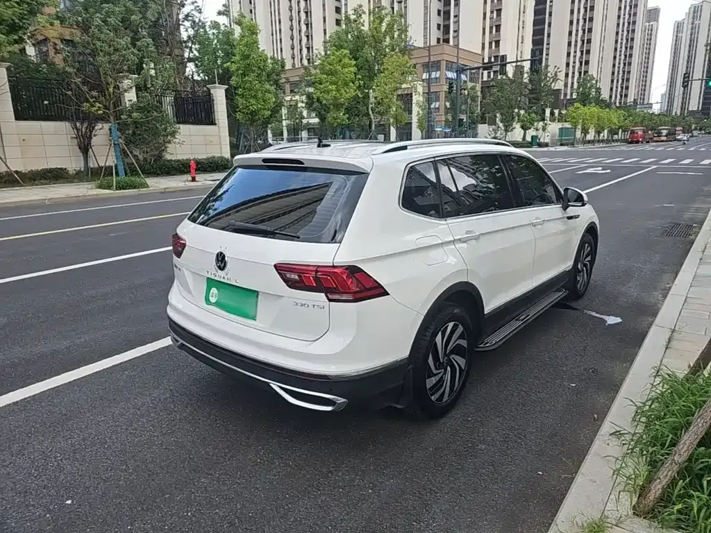 Volkswagen Tiguan L — фото 10