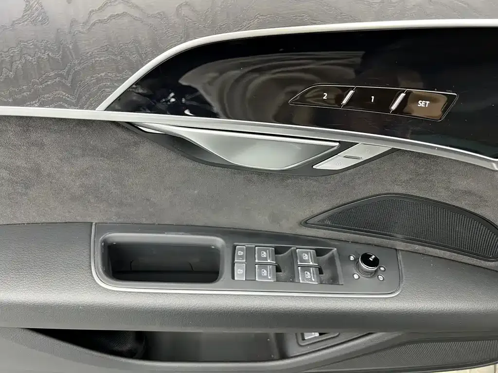 Audi A8 — фото 5