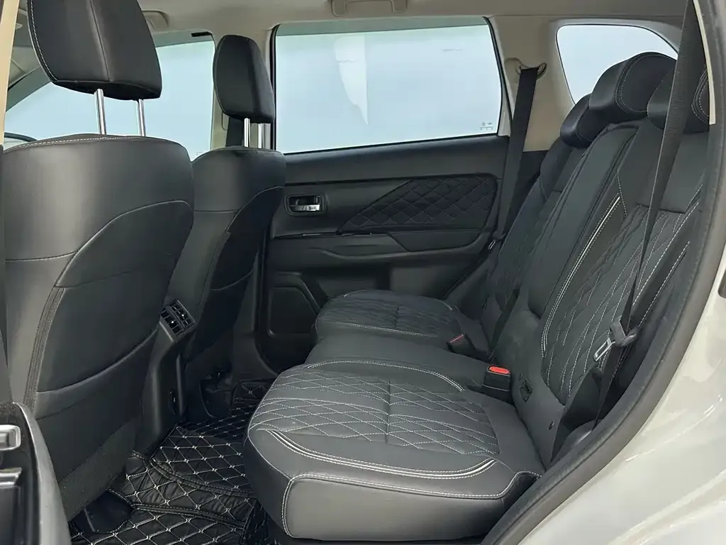 Mitsubishi Outlander — фото 10