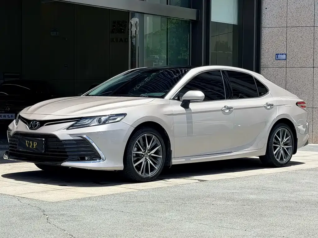 Toyota Camry — фото 1