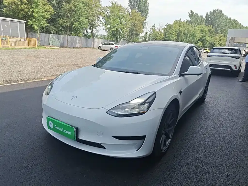Tesla Model 3 — фото 1
