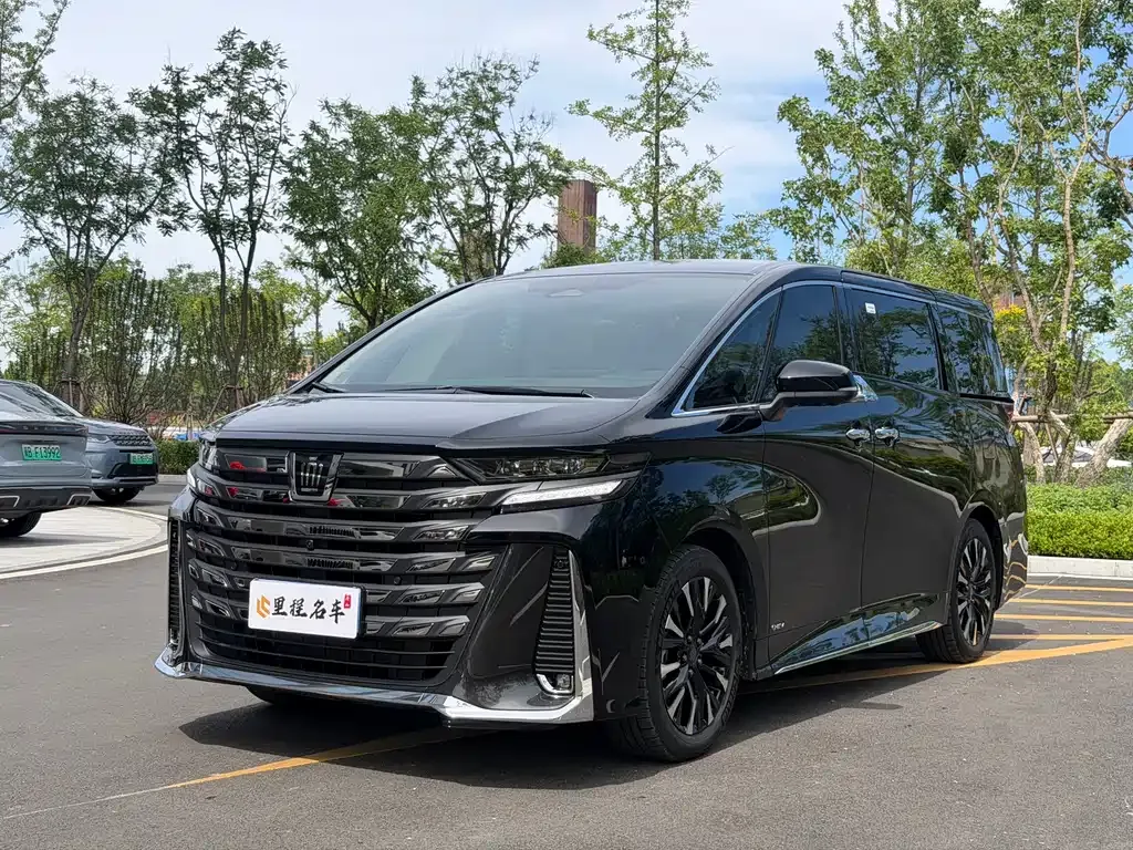 Toyota Vellfire — фото 1