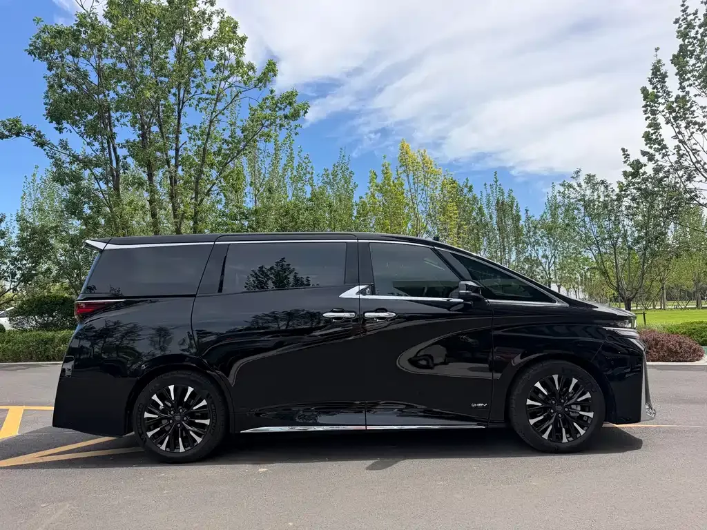 Toyota Vellfire — фото 10