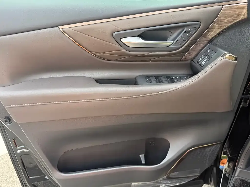 Toyota Vellfire — фото 2
