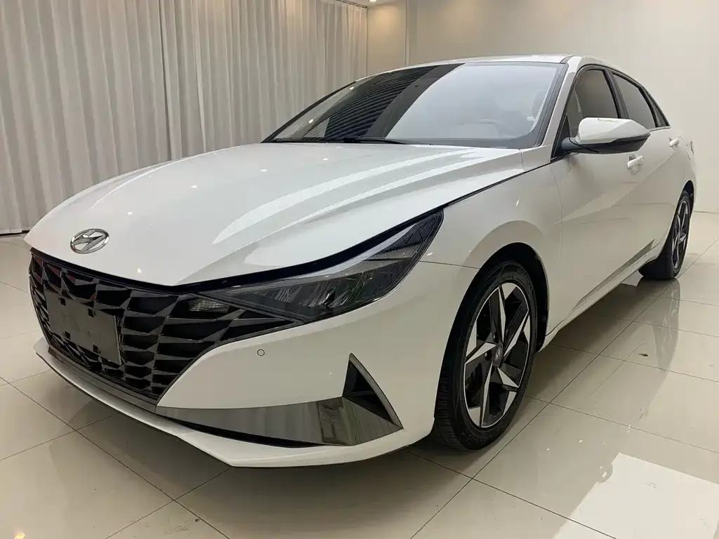 Hyundai Elantra — фото 1