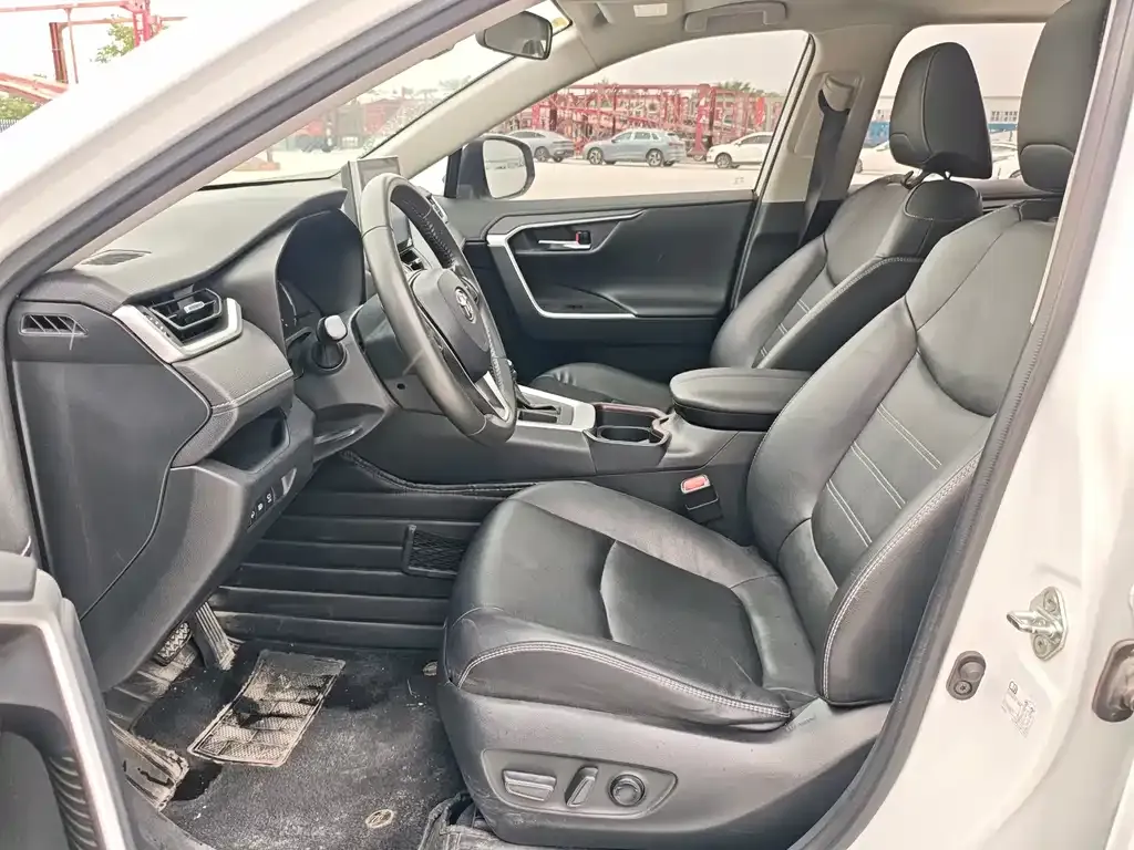 Toyota RAV4 — фото 8