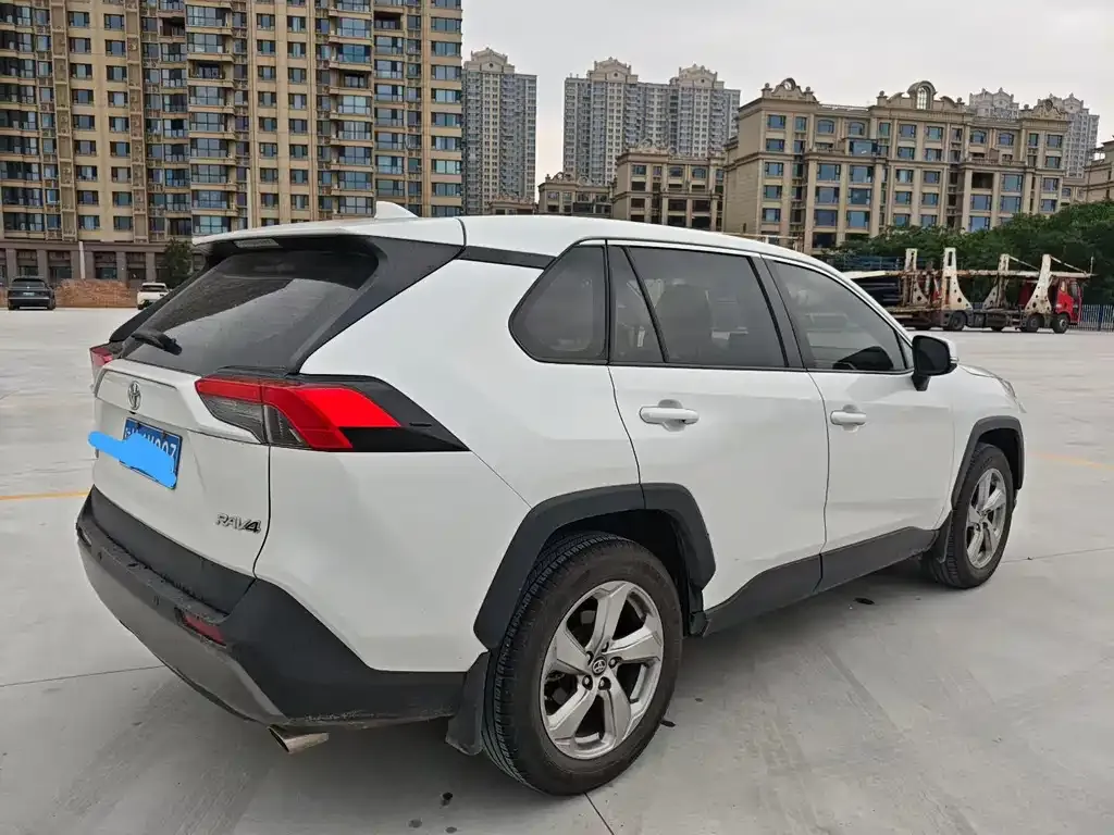 Toyota RAV4 — фото 9