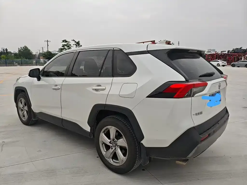 Toyota RAV4 — фото 4