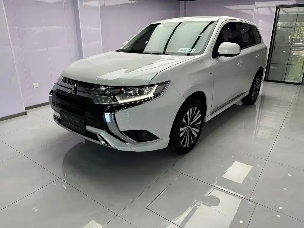 Mitsubishi Outlander — фото 1