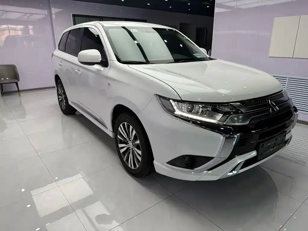 Mitsubishi Outlander — фото 9